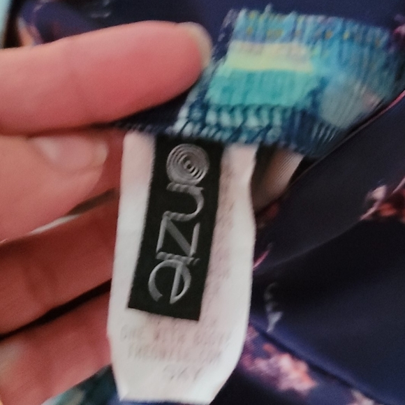 Onzie Crop Leggings - Picture 2 of 4